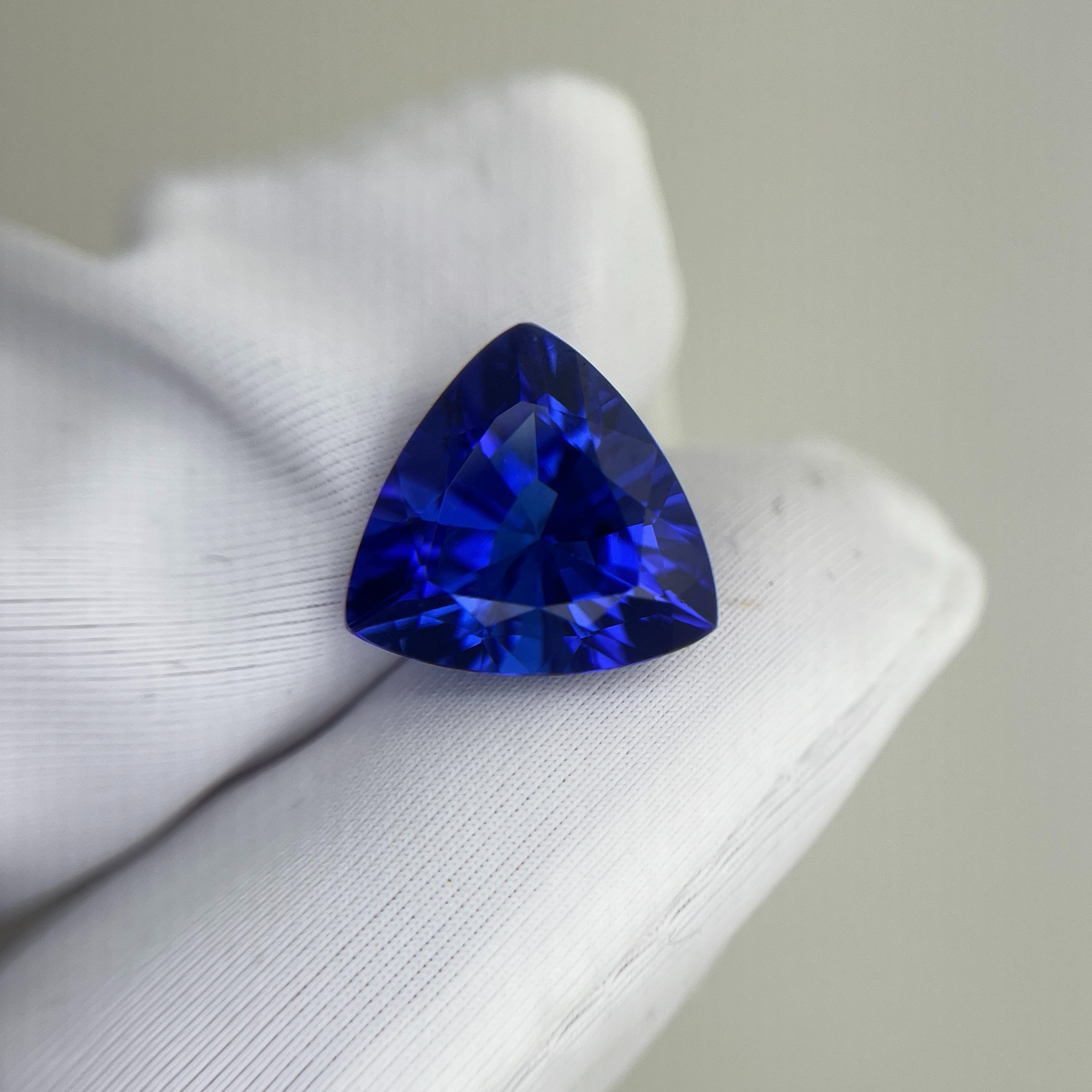 8.95 Carat Tanzanite — Vivid vB 6/6 Colour, Exquisite Rarity