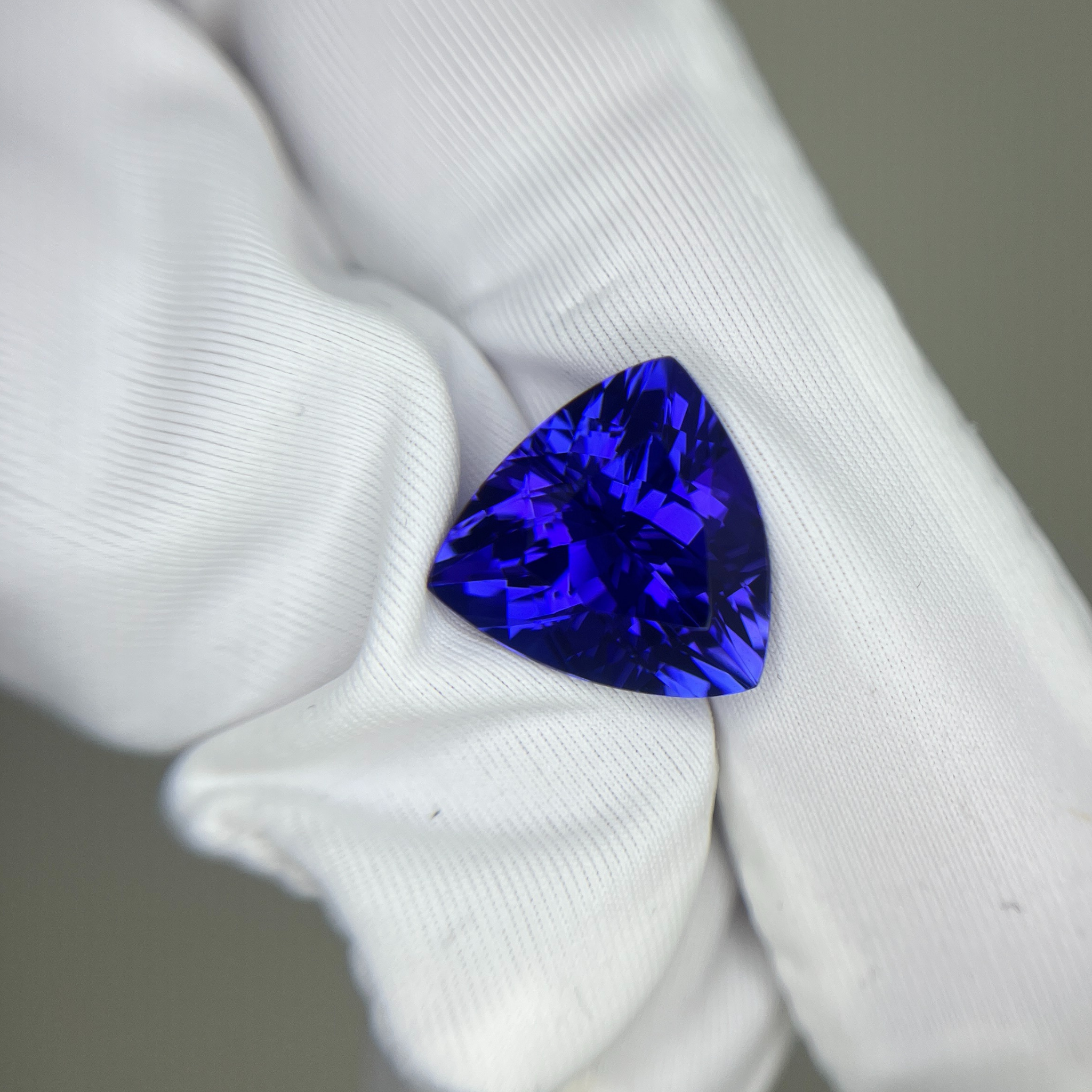 8.95 Carat Tanzanite — Vivid vB 6/6 Colour, Exquisite Rarity