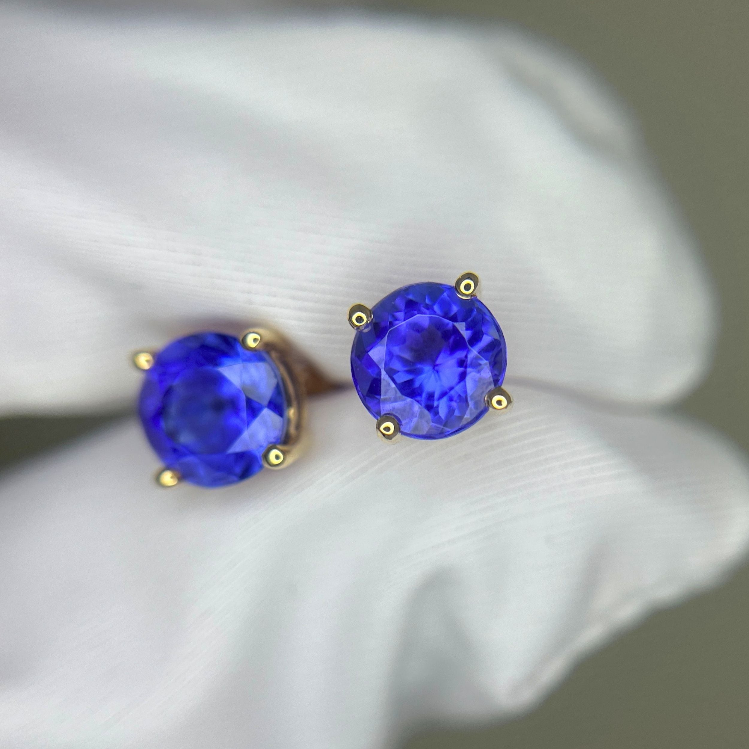Exceptional Round Tanzanite Stud Earrings - Yellow Gold