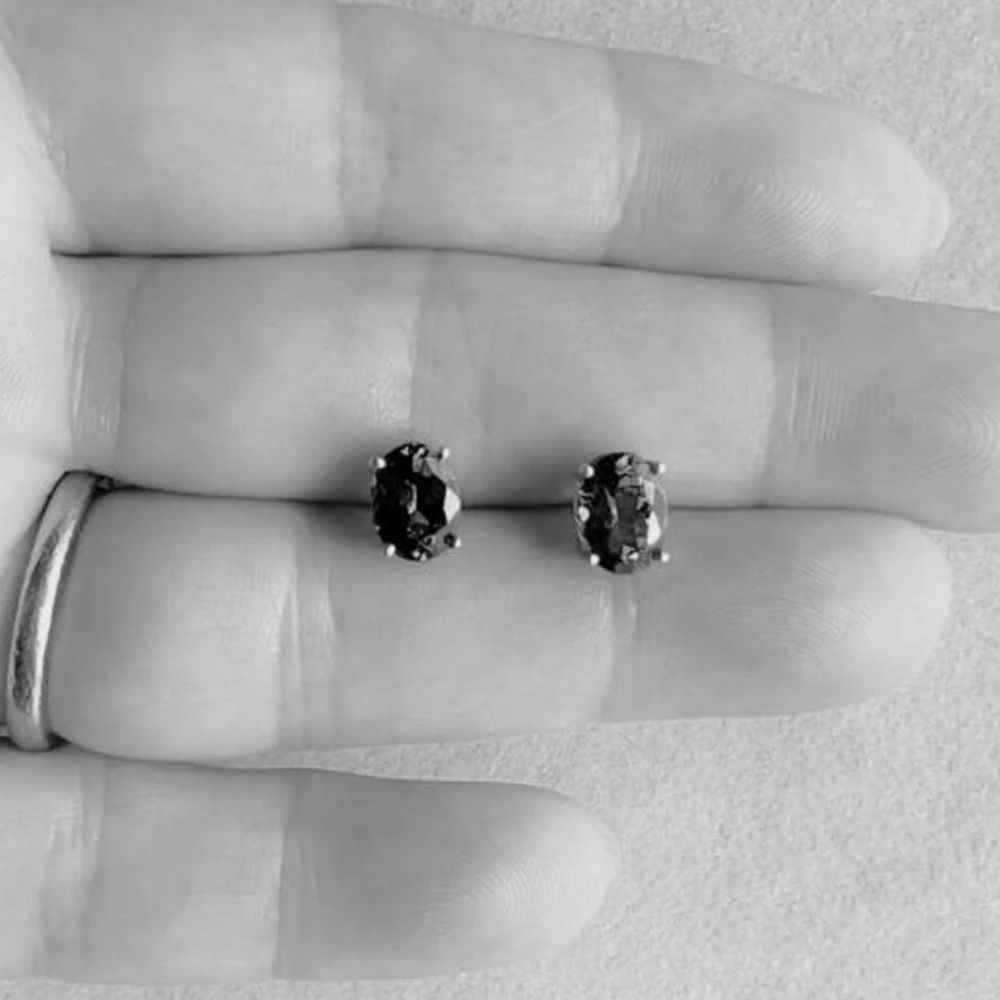 2.15 Ct Tanzanite Stud Earrings In Yellow Gold