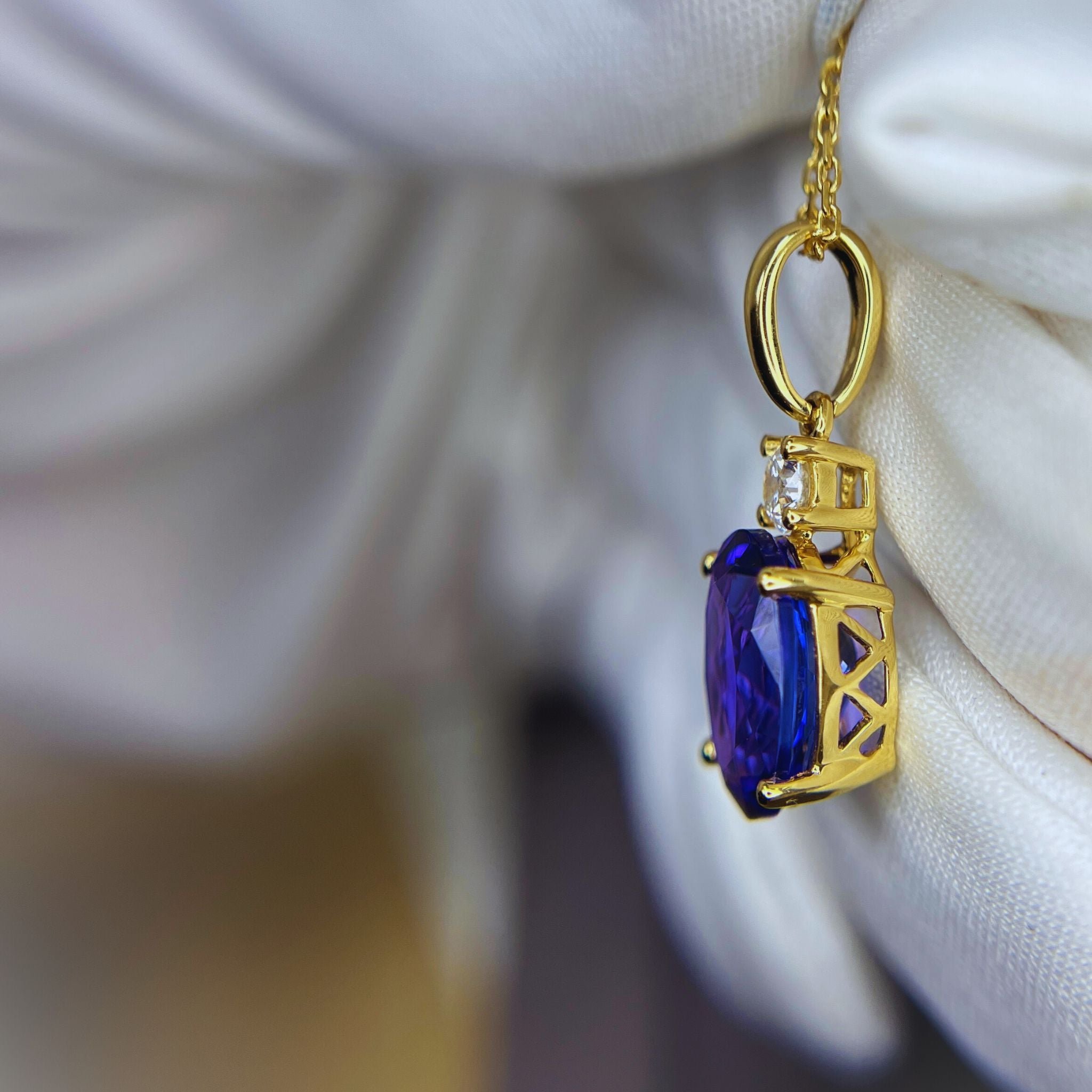 3.22 Ct Deep Blue Oval Tanzanite Necklace