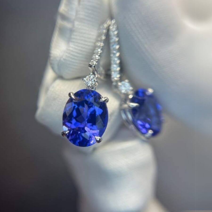 Tanzanite and diamond drop earrings, 5.00 Ct natural tanzanite, crafted in white gold.