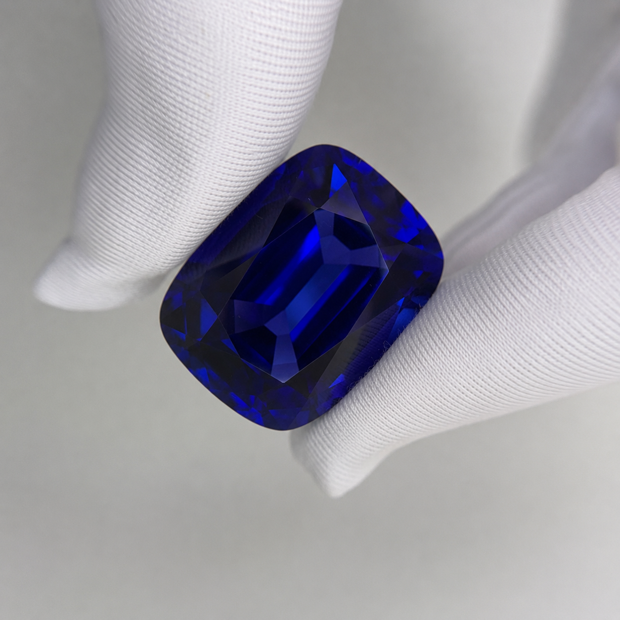 rare collectors investment stone 102.78-carat natural tanzanite