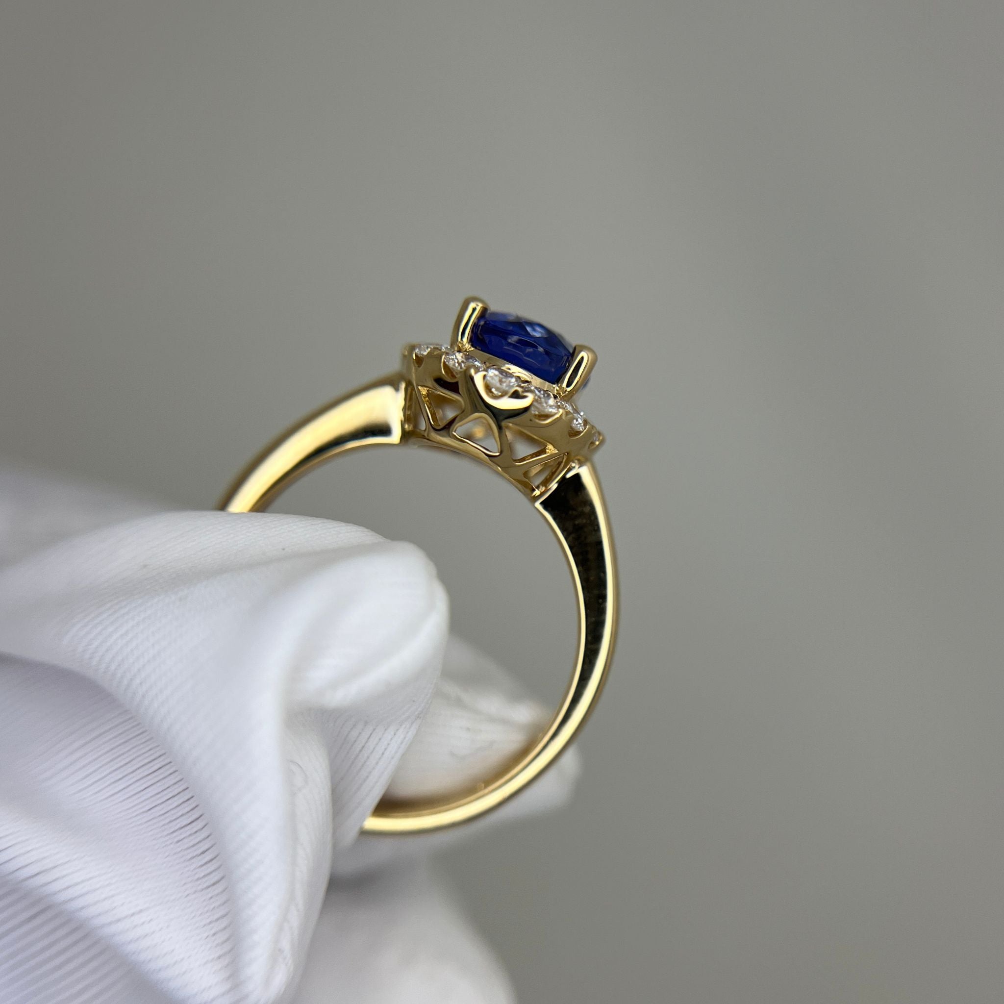 Gold tanznaite ring 
